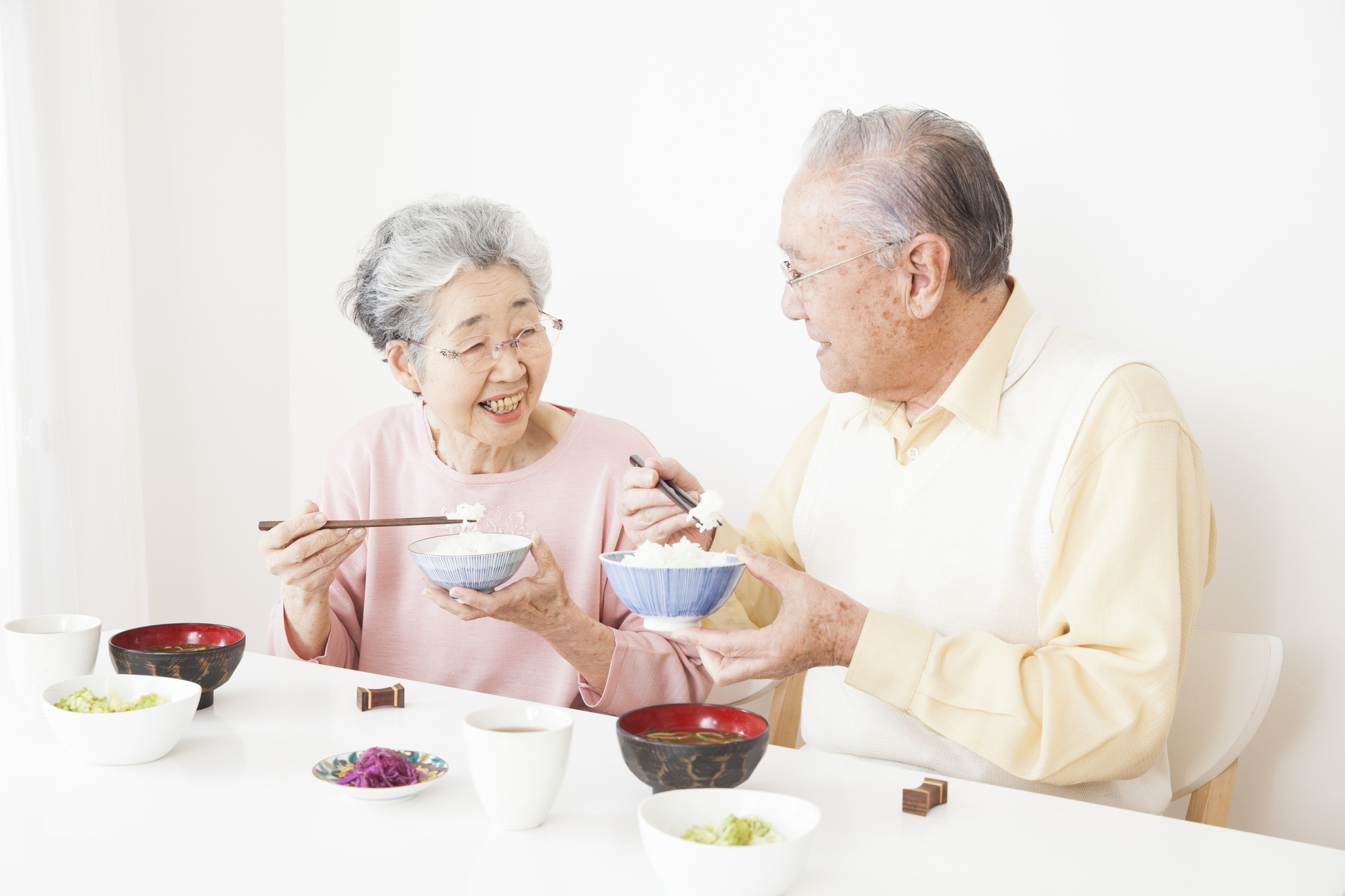 【実践ガイド】介護現場の誤嚥予防!原因から食事・姿勢・口腔ケアまで徹底解説
