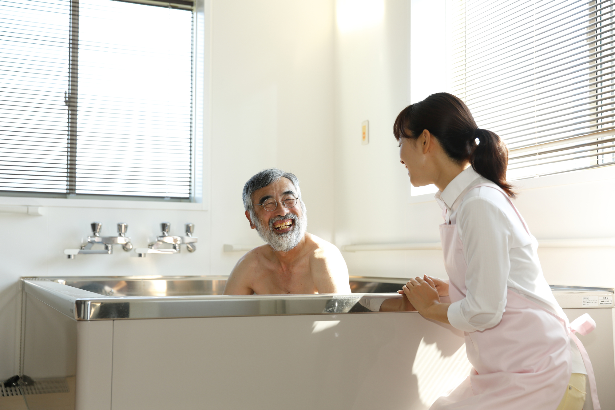 入浴介助の手順・注意点・リスク対策まで<br>現場で役立つ知識を徹底解説