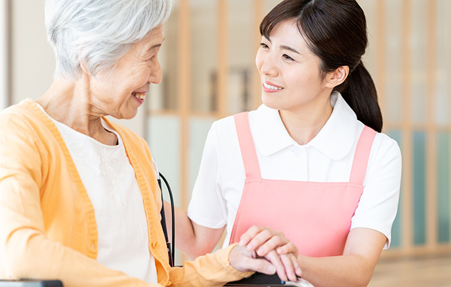 【介護現場必見】接遇の基本から応用まで！高齢者とのコミュニケーション力を磨く5つのポイント