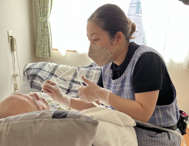 痰吸引を行う施設長
