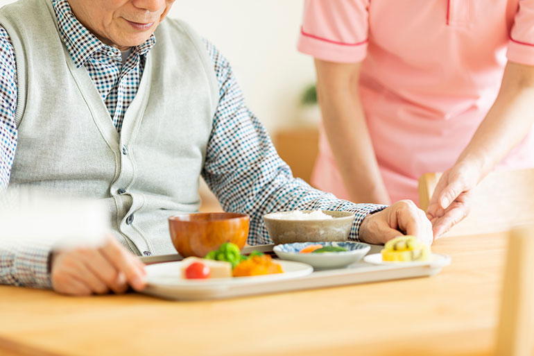 高齢者施設の食事改革！効率的な調理法10選