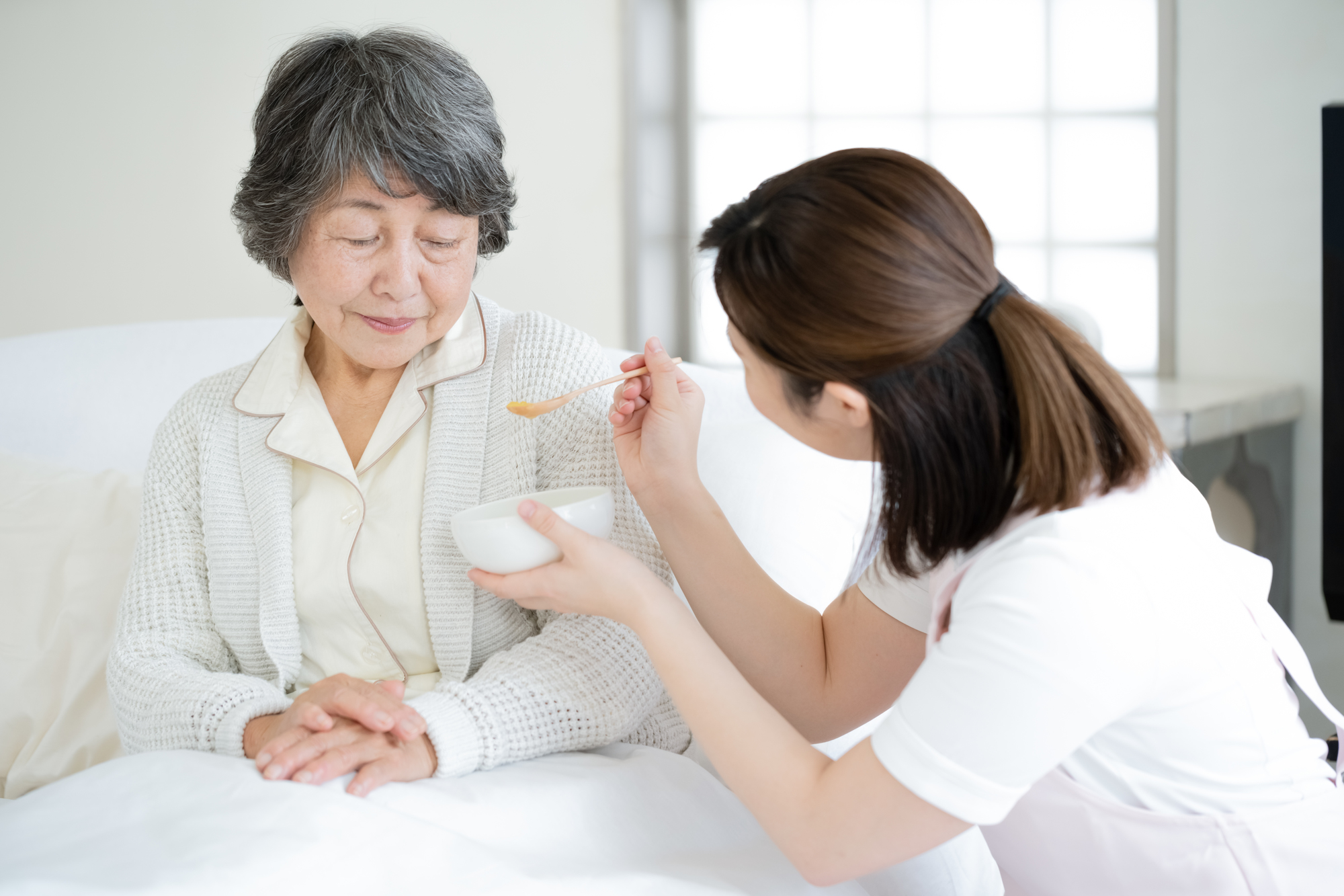 認知症患者の食事拒否を解決！5つの効果的アプローチ