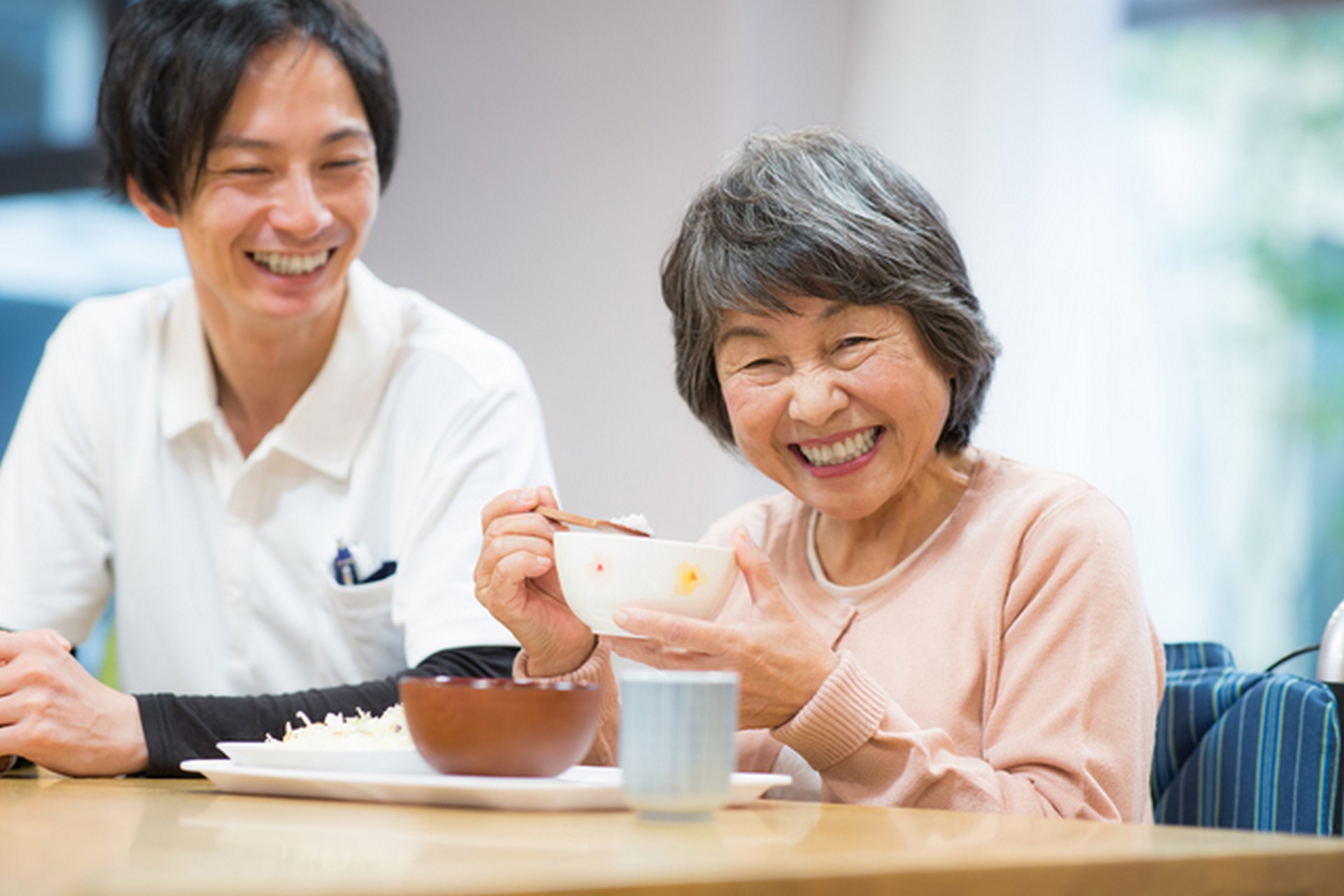 【厚労省基準解説】サ高住の人員配置最適化で経営効率アップ！